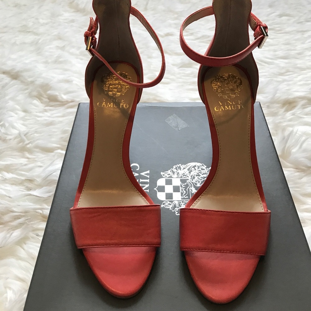 NWOT Vince Camuto Court
